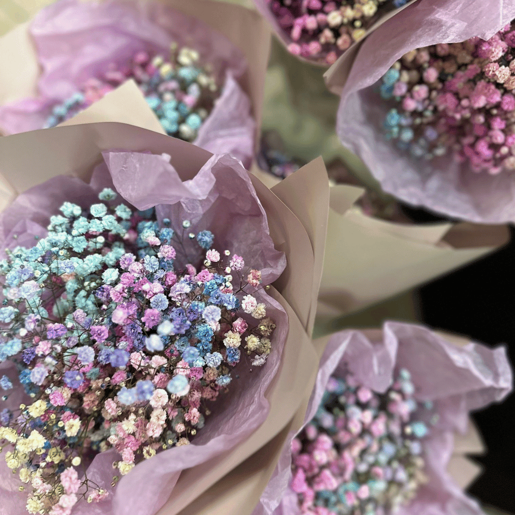 bukiety z gipsówki kolorowej