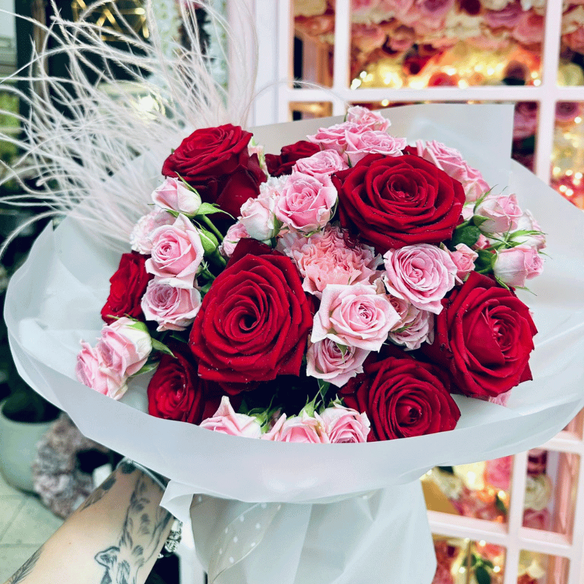 Bukiet z czerwoną różą, różową różą gałązkową i goździkiem