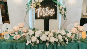 kompozycja stół młodych biała hortensja, neon led miłość