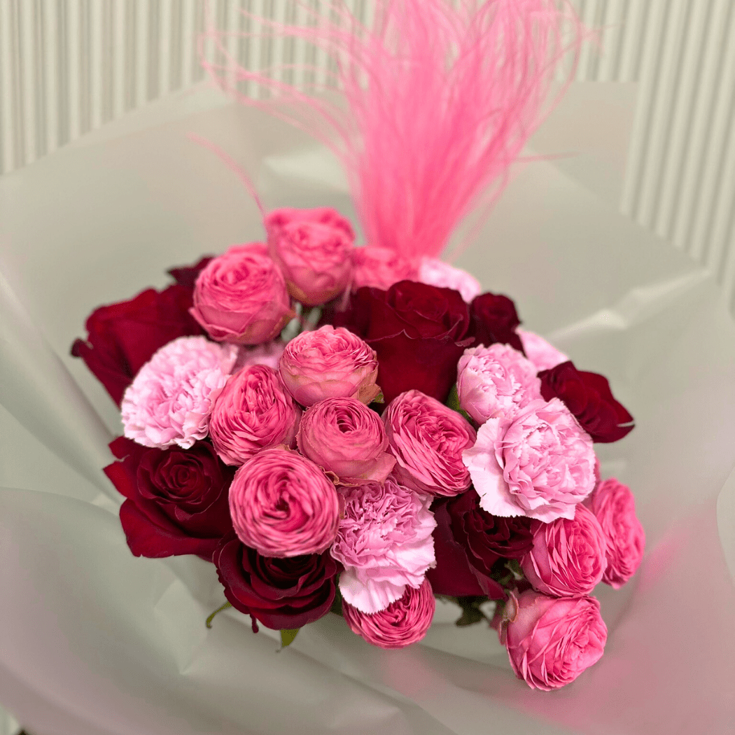 bukiet romatyczny z różami czerwonymi i różowymi