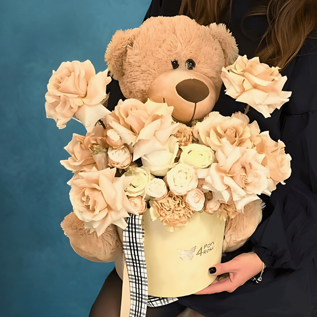 Flower Box urodzinowy miś beżowe kwiaty