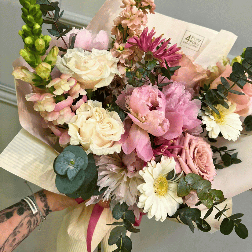 bukiet wiosenny - kremowa róża, gerbera, piwonia, lewkonia, eukaliptus