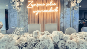 kompozycja na stół państwa młodych i neon led "zapisani sobie w gwiazdach"