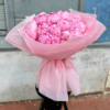 peonie w bukiecie, różowy papier
