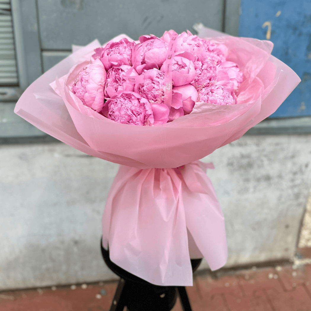 peonie w bukiecie, różowy papier