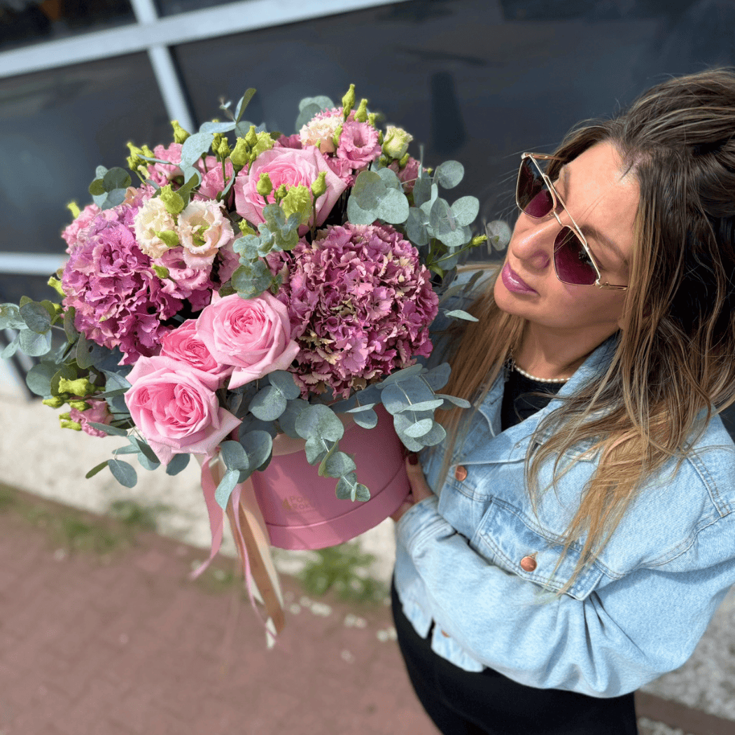 flower box czyli pudełko kwiatów z hortensją różą, eukaliptusem