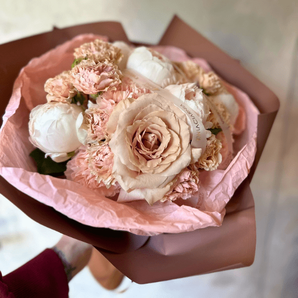 Bukiet kwiatów róża i piwonia