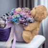 kolorowa gipsówka pluszowy miś trzymajacy flower box - widok z boku