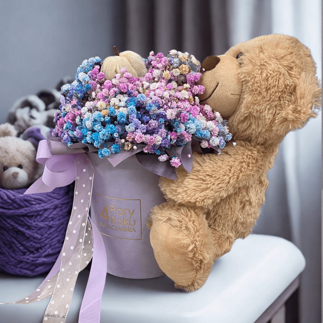 kolorowa gipsówka pluszowy miś trzymajacy flower box - widok z boku