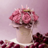 Jesienny flower box w kolorze śliwki – welurowe pudełko z kompozycją róż w odcieniach fioletu i różu, udekorowane złotym serduszkiem i delikatnymi dodatkami.