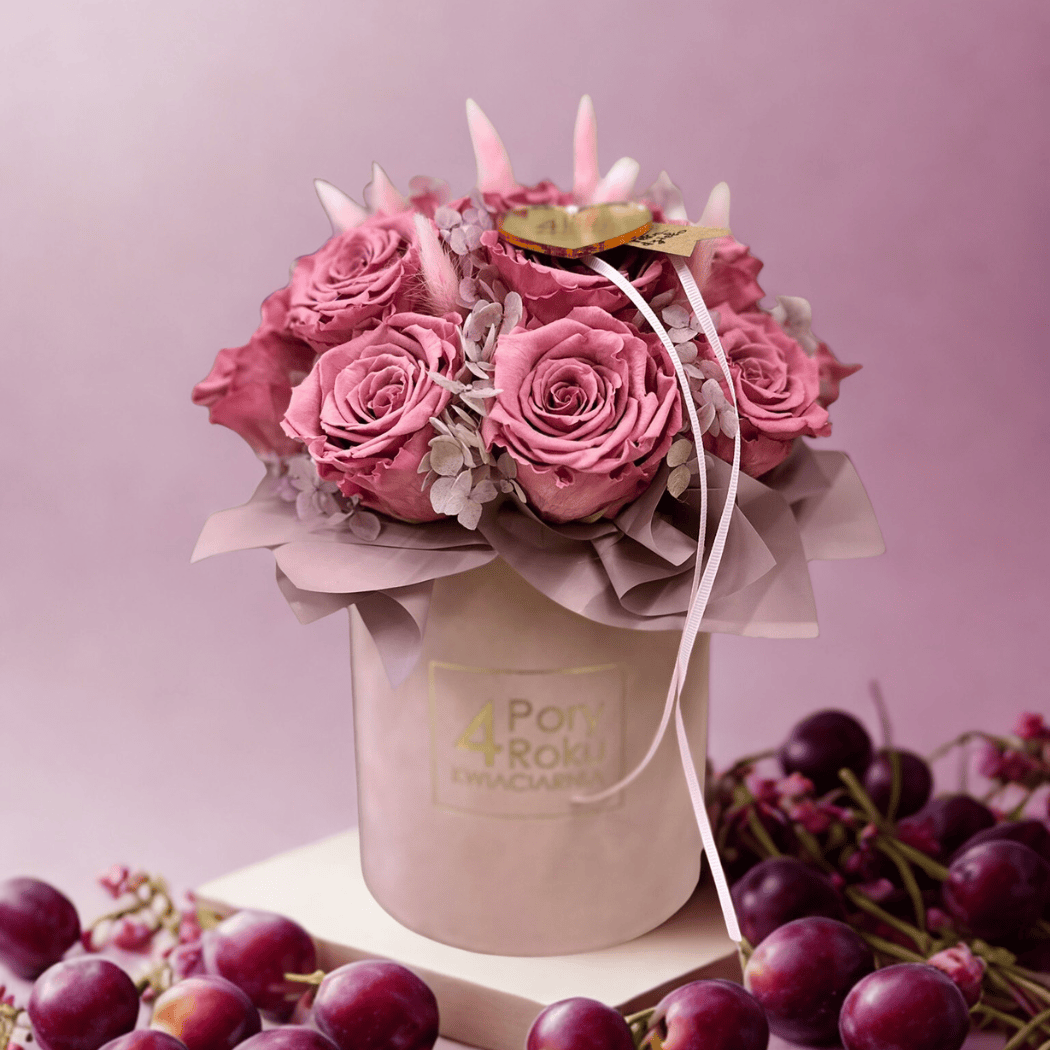 Jesienny flower box w kolorze śliwki – welurowe pudełko z kompozycją róż w odcieniach fioletu i różu, udekorowane złotym serduszkiem i delikatnymi dodatkami.