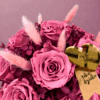 Jesienny flower box w kolorze śliwki – zbliżenie na bukiet róż z dekoracyjnym złotym sercem i etykietą „rękodzieło”.