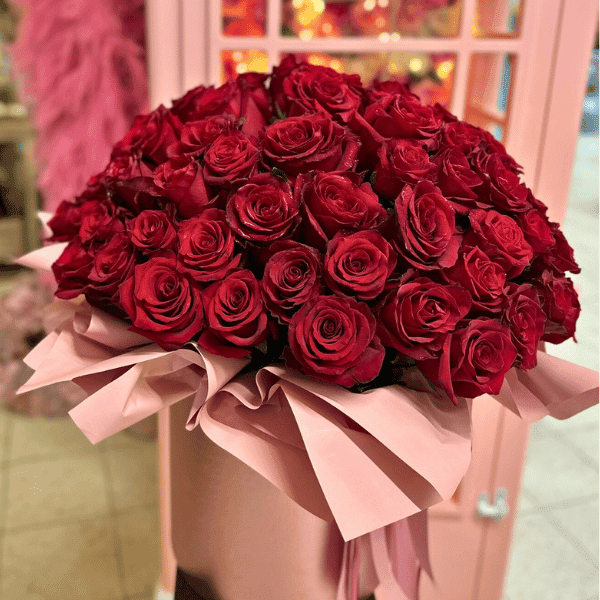 80 czerwonych róż w welurowym boxie