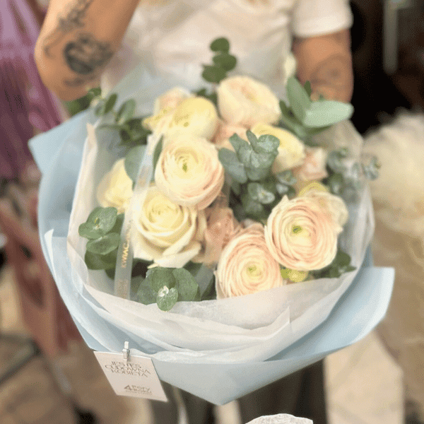 bukiet z jaskrów, róży i eukaliptusa