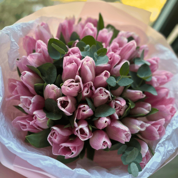 bukiet kolorowych tulipanów w ozdobnym papierze