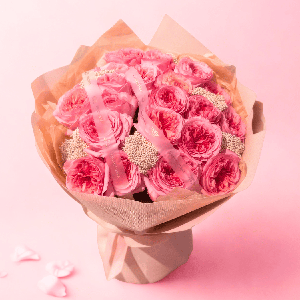 bukiet różowych róż pink xpression w jasnym papierze uzupełniony o białe dodatki - ryżowiec, oxypetalum