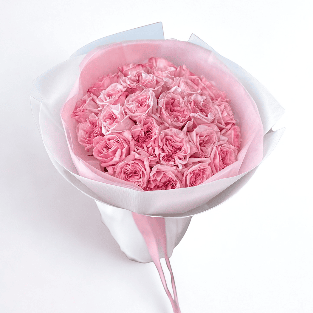 bukiet różowych róż pink o'hara w białym papierze