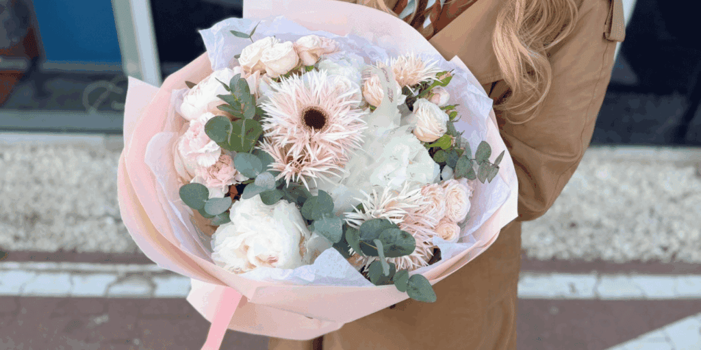bukiet na dzień mamy piwonia, hortensja, gerbera, róża gałązkowa, eukaliptus