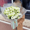 bukiet eustoma w białym papierze