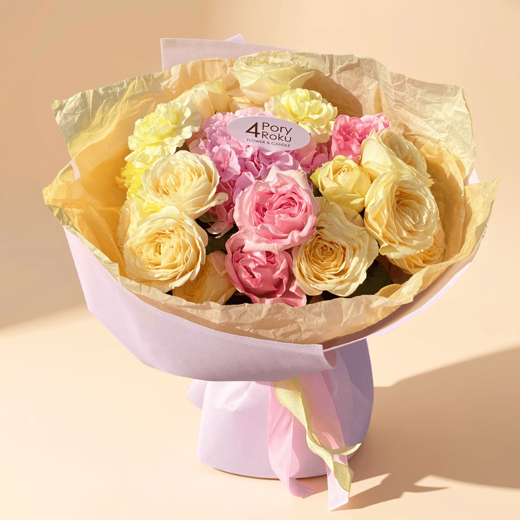 flores rosas y amarillas envueltas en papel de floristería amarillo y rosa