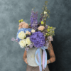 flower box z hortensją, ostróżką, różami fioletowo biały