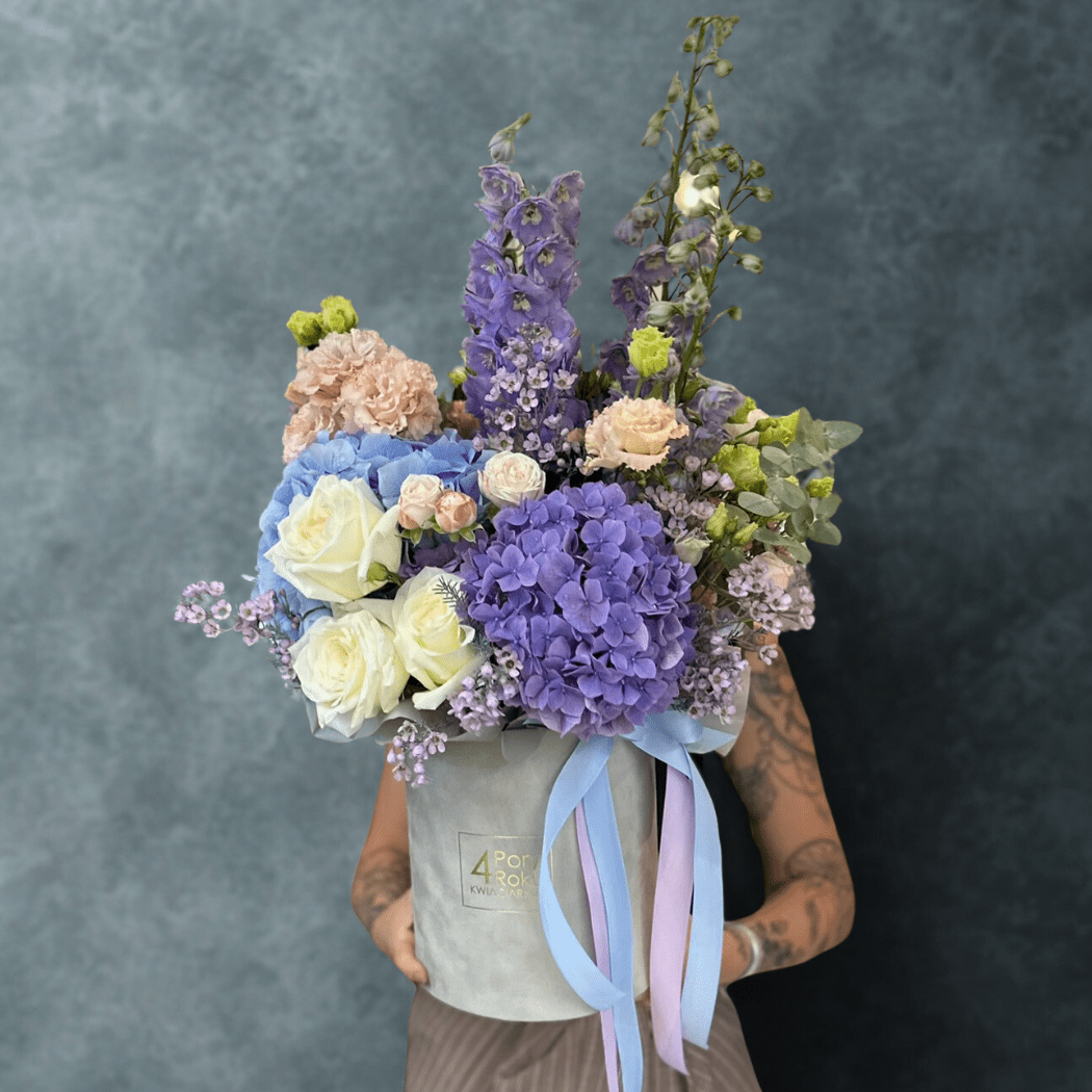 flower box z hortensją, ostróżką, różami fioletowo biały