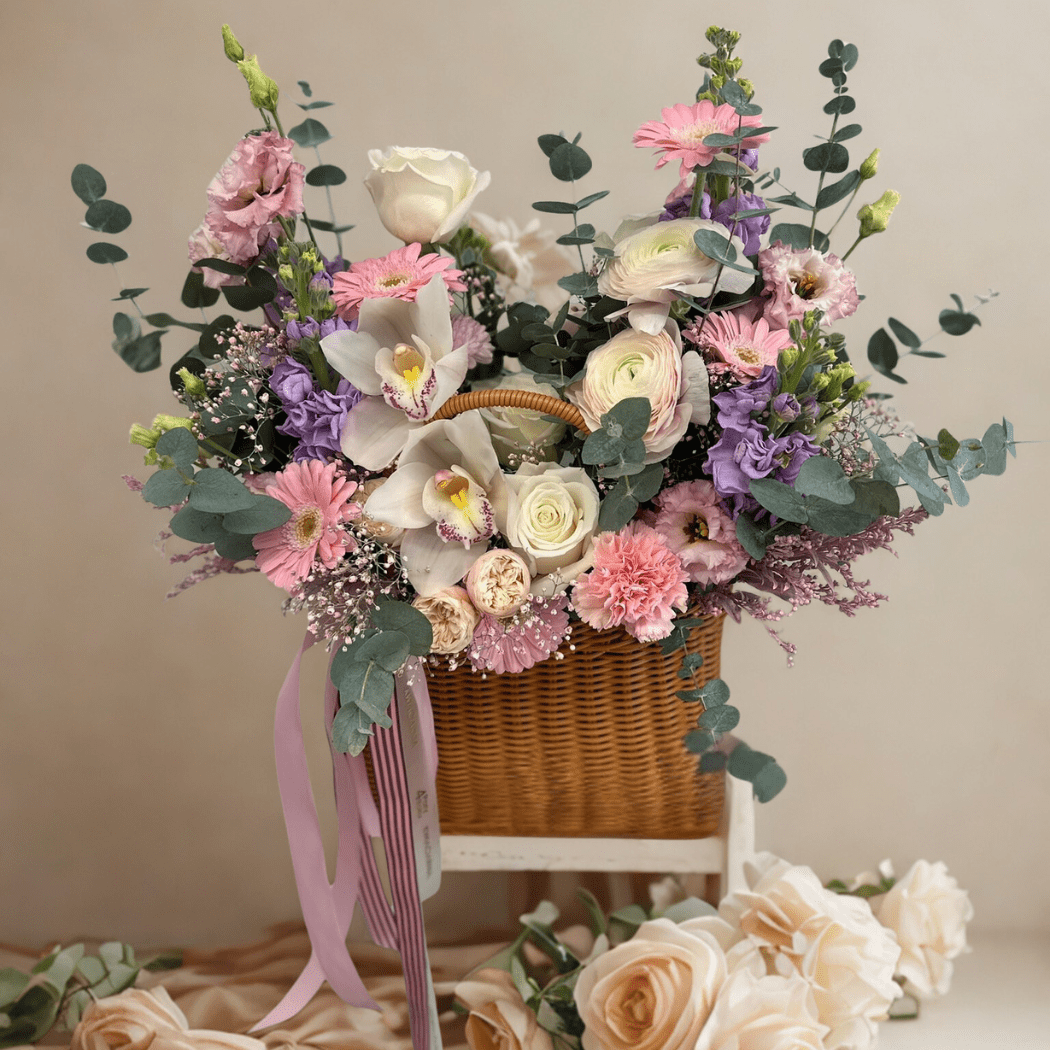 kosz kwiatów kolorowych