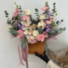 kosz kwiatów kolorowych gerbera, ranunculus, gipsówka, storczyk, goździk