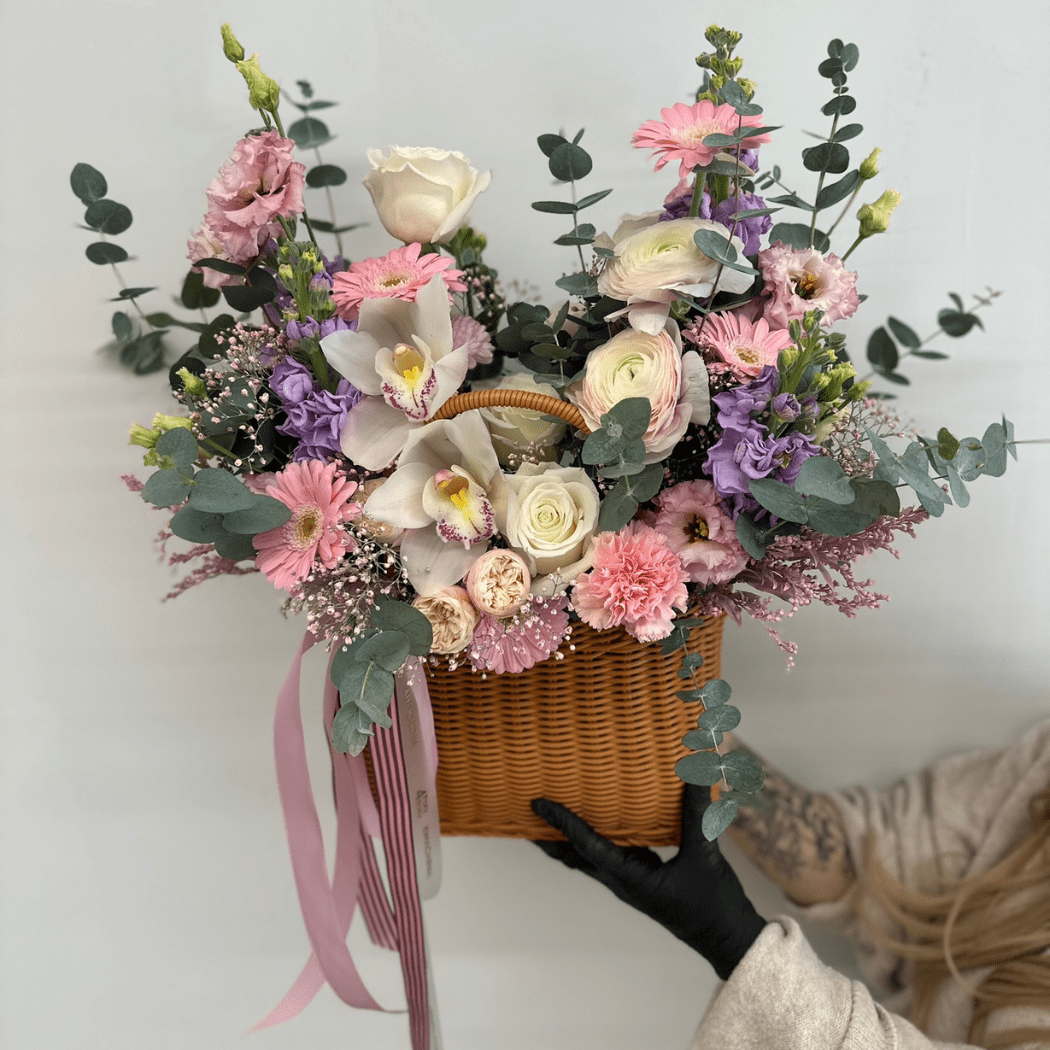 kosz kwiatów kolorowych gerbera, ranunculus, gipsówka, storczyk, goździk