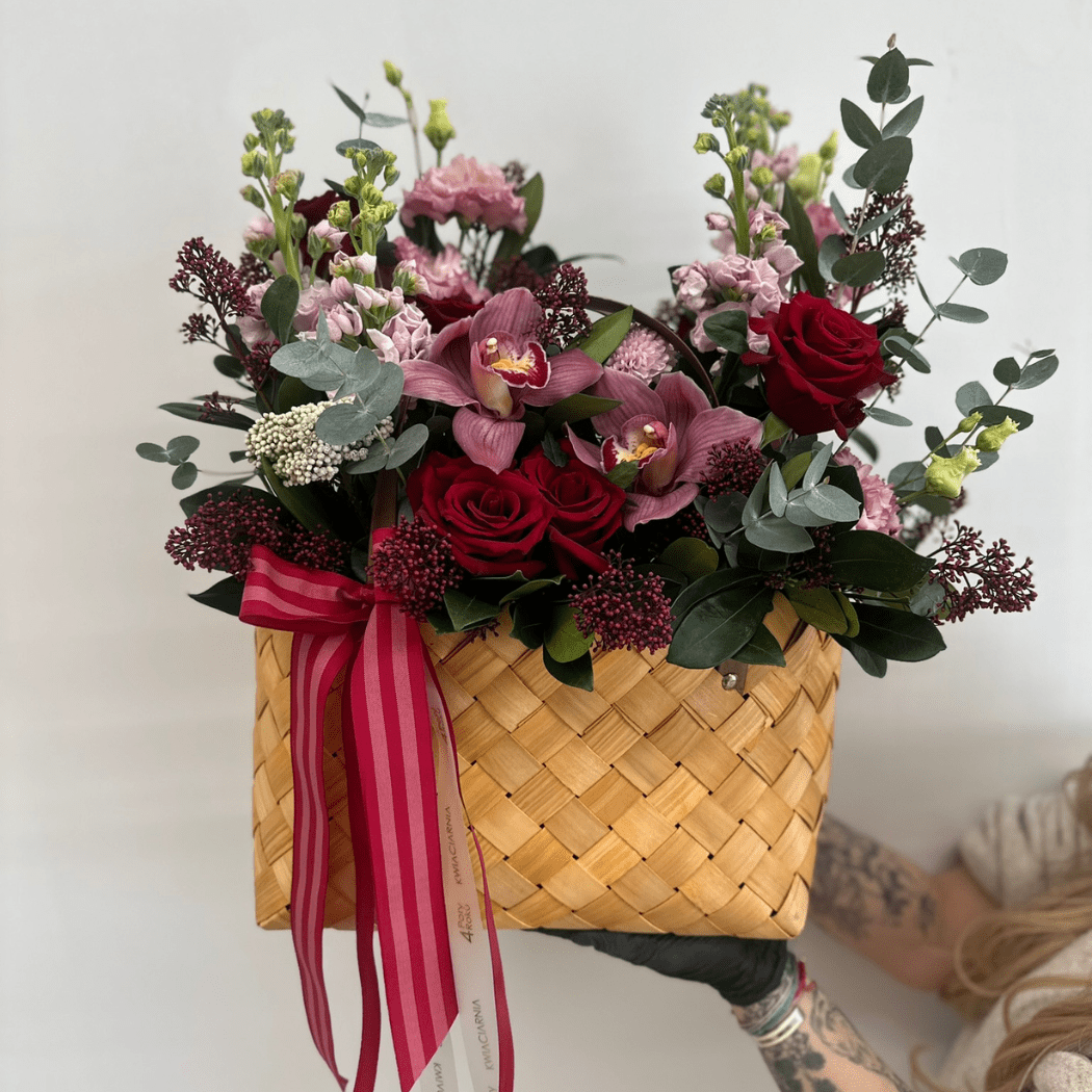 kosz kwiatów kolorowych róża, gerbera, goździk, storczyk, lewkonia