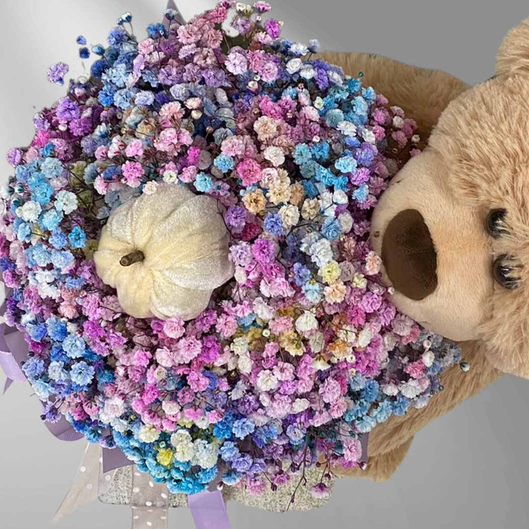 kolorowa gipsówka pluszowy miś trzymający flower box - widok z góry