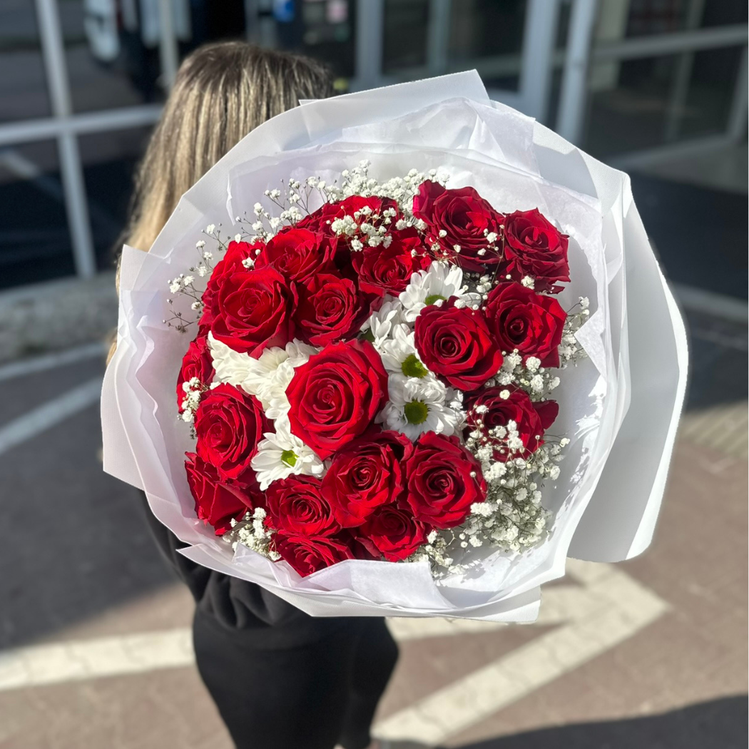 bukiet czerwona róża biała margaretka w białym papierze