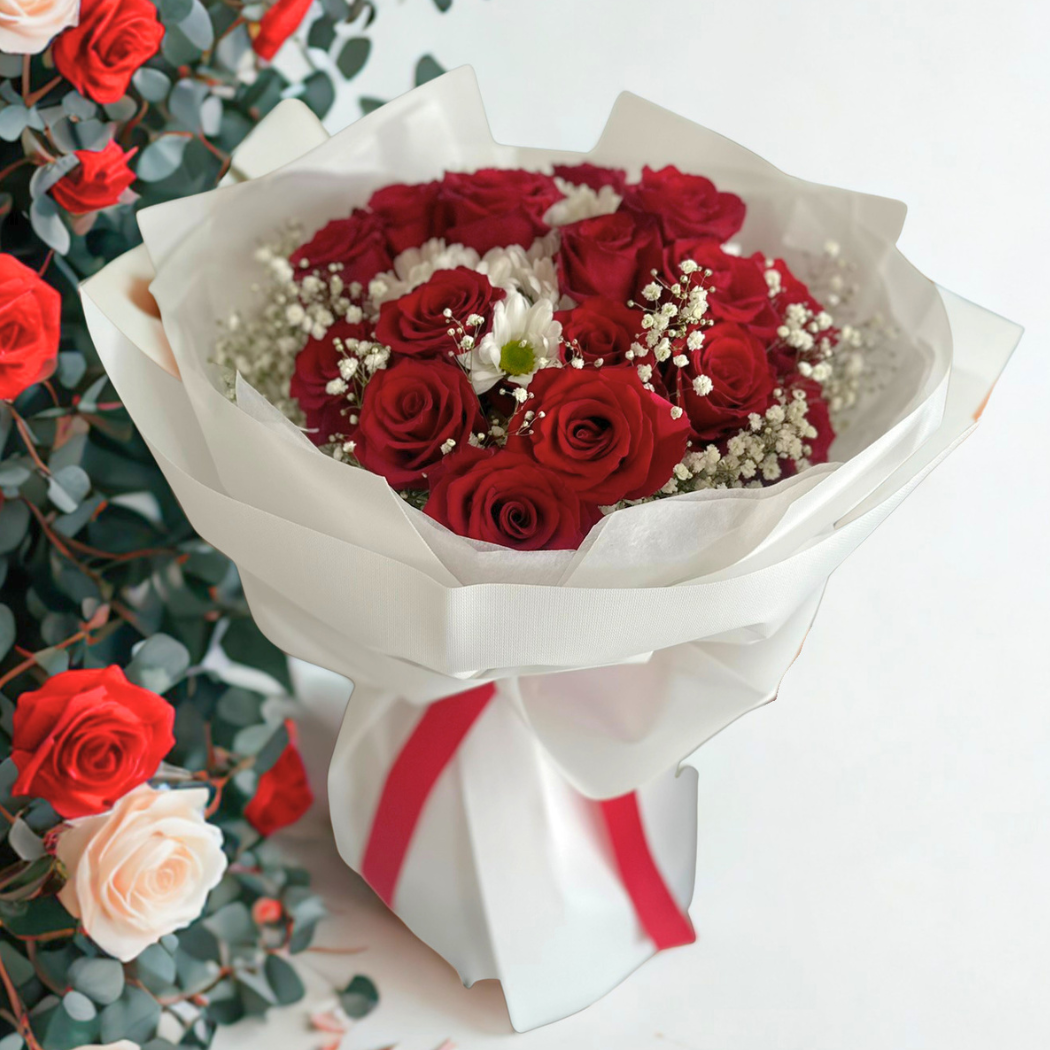 bukiet biało czerwony białe margaretki, czerwone róże