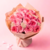 bukiet różowych róż pink xpression w jasnym papierze uzupełniony o białe dodatki - ryżowiec, oxypetalum
